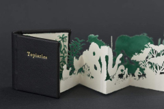  Kyoko Imazu (Giappone/Australia), Topiaries, libro a fisarmonica con intaglio, 6,5 x 6 x 1,5 cm (particolare) 